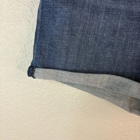 Levi's Mid Length Shorts - Medium Wash - Picture 3 of 9